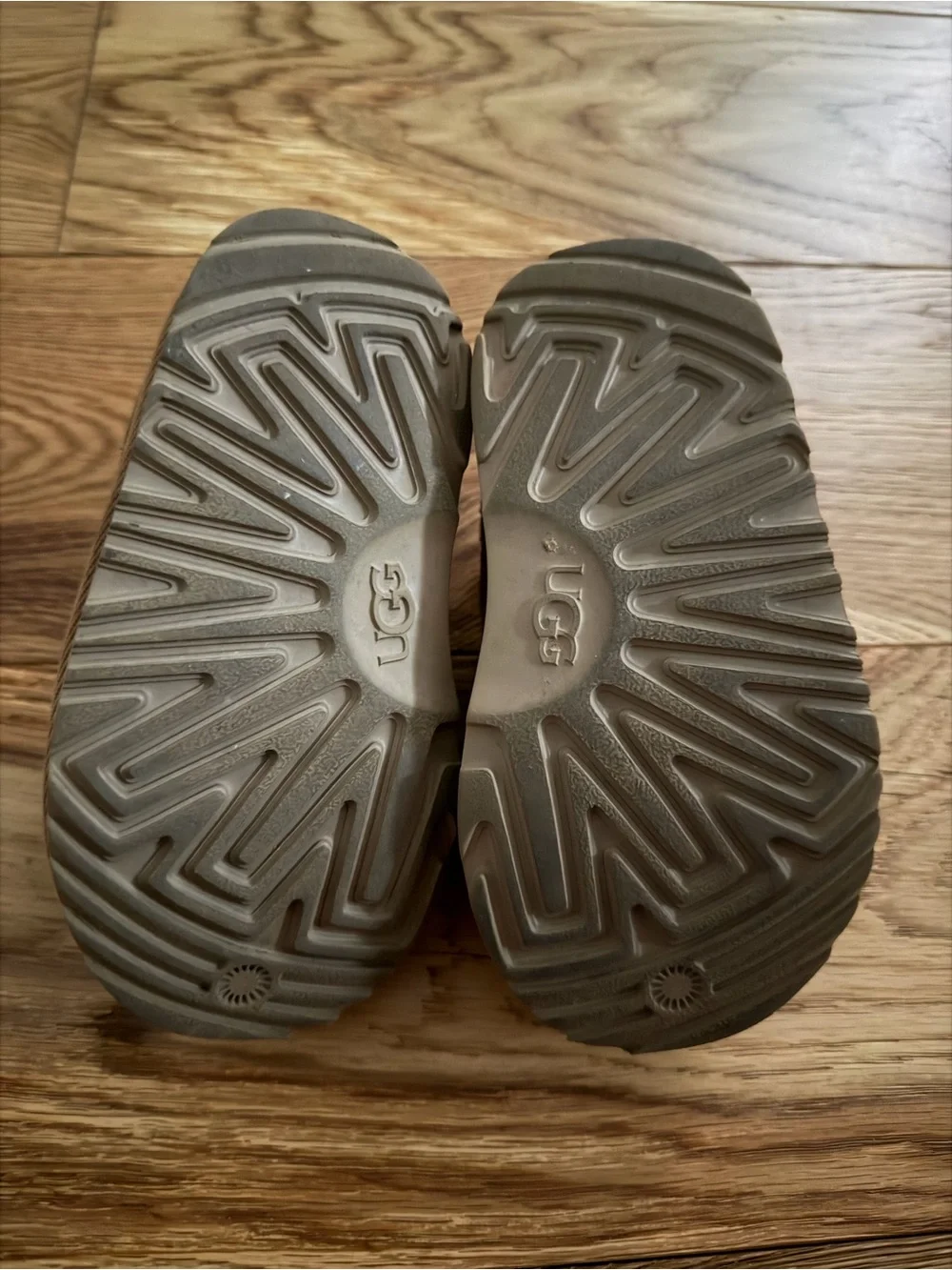 UGG Tasman Chestnut Kids Slippers Size 8 Embroidered Suede